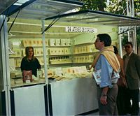 Feria del Libro, 2001. Rocío Fernández Portillo gestiona la caseta del Ateneo con las obras editadas en la colección del Arca